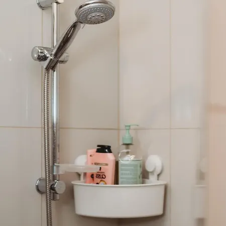 Old Town Private Room, Shared Bath - D טאלין